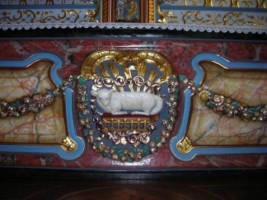 Le motif de l'Agneau de Dieu est représenté sur le tombeau du maître-autel, rappelant le saint Sacrifice qui est offert à l'autel lors de la messe.