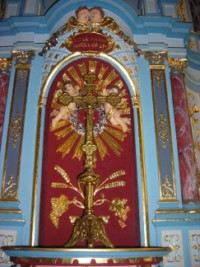 Le tabernacle est surmonté d'une première niche, servant ordinairement à y placer un crucifix, qu'on remplacera par l'ostensoir lors de l'exposition du T.S. Sacrement.