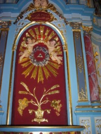 Le triangle de la Sainte-Trinité est représenté sur la niche d'exposition du maître-autel de l'église de Siersthal.