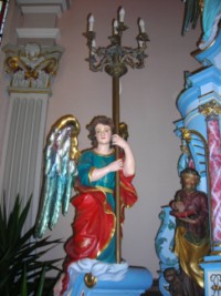 Deux anges sculptés en bois ont été ajoutés aux extrémités de l'autel lors de la restauration par l'ébénisterie Helbrich en 1901-1902.