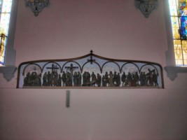La frise du chemin de croix figurant sur le mur droit de la nef.
