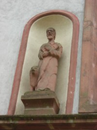 Dominant la place du village, une grande statue en grès rose de saint Marc, patron de la paroisse, est installée dans une niche creusée dans le mur gauche de la nef.