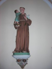 Une statue de saint Antoine de Padoue, portant l'Enfant-Jésus, est située à la tribune.