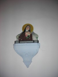 Un buste de sainte Thérèse de l'Enfant-Jésus est situé à la tribune.