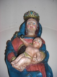 La Sainte Vierge présente son Enfant aux fidèles venus l'implorer.
