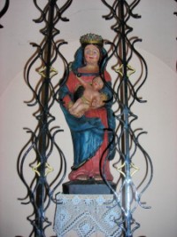 Une statue de la Vierge à l'Enfant est exposée dans une niche du mur gauche de la nef.