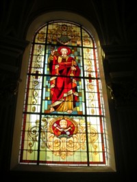 Un vitrail du chœur de l'église Saint-Marc de Siersthal représente saint Pierre.