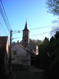 Le clocher de l'église Saint-Marc depuis la rue de la montagne.