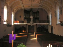 Remployant le buffet Staudt datant de 1900, l'orgue est installé en 1958 par Haerpfer-Erman.
