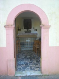 L'intérieur du petit oratoire vu depuis la porte d'entrée.