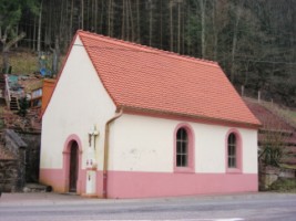 La chapelle de la Très Sainte-Trinité est érigée dans le hameau de la Frohmühl, dépendant de la commune et de la paroisse de Siersthal.