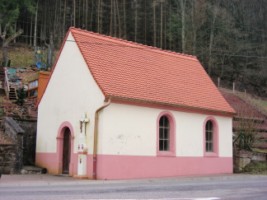 Dans l'écart de Frohmühl, une croix datant du XIXe siècle est adossée à la façade de la chapelle de la Sainte-Trinité.