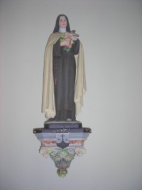 Une statue de sainte Thérèse de l'Enfant-Jésus est située contre le mur gauche de la chapelle.