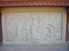 Le tombeau de l'autel représente la scène des apparitions de la Très Sainte Vierge à sainte Bernadette Soubirous dans petite cité pyrénéenne de Lourdes.