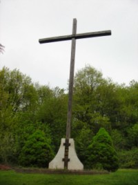 Une croix est érigée en 1978 en l'honneur des trois papes qui se sont succédés durant celle-ci : Paul VI, Jean-Paul Ier et Jean-Paul II.