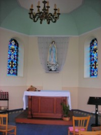L'autel de la première chapelle est surmonté d'une très belle statue de Notre-Dame de Fatima.