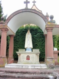 Comme à Schweyen, la statue de Notre-Dame de Fatima de Holbach est érigée sous un baldaquin en béton, rappelant celui de Fatima au Portugal.