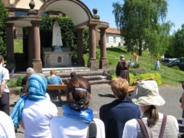 La fraternité franciscaine au pied du baldaquin de Notre-Dame-de-Fatima.