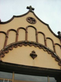 Le fronton de la façade de la première chapelle du sanctuaire.
