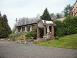 Vue générale du petit sanctuaire marial de Holbach : en premier plan le baldaquin et en second plan, l'ancienne chapelle à droite et la nouvelle à gauche.