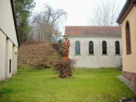 En 1967, une chapelle des confessions est construite derrière la chapelle.