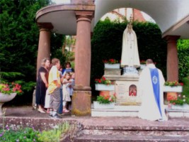 Célébration au pied du baldaquin du sanctuaire.