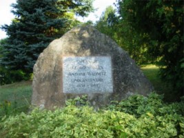 Une plaque est installée à proximité de la nouvelle chapelle, commémorant le cinquantenaire de la fondation du sanctuaire en 1938.