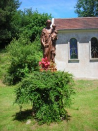 Saint Joseph est discrètement présent au sanctuaire Notre-Dame-de-Fatima de Holbach, à Siersthal, et veille sur les lieux.