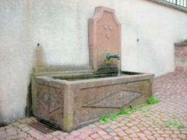 Une belle fontaine en grès rose, érigée en 1997, est située en bordure de la rue Notre-Dame-de-Fatima, à proximité de la croix monumentale.