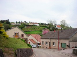 Le centre du hameau de Holbach est dominé par les maisons du Oligberg, dans le hameau voisin de la Frohmühl.
