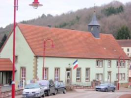 L'école du hameau de Holbach est pittoresque avec son petit clocheton.