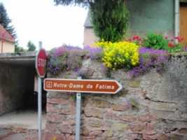 Dans la rue de Volmunster, un panneau indique le sanctuaire marial du Wasenberg.