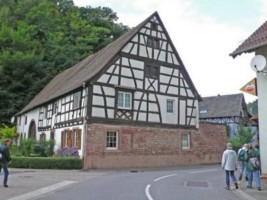 La ferme de 1777, située dans la Grande-Rue, présente une construction mixte à pan-de-bois et pierre.