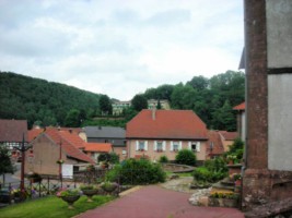 L'enseignant noviciat des religieuses enseignantes de Saint-Jean-de-Bassel et le Home de la Providence surplomnant la vallée, vus depuis le parvis de l'église.