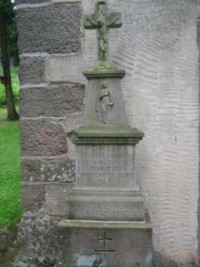 La croix adossée à gauche de la porte de la chapelle date des années d'après-guerre.