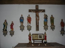 Les murs de la Pauluskapelle de Soucht sont tapissés avec les quatorze statues des Saints Auxiliaires.