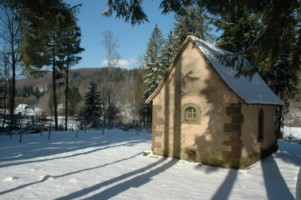 L'arrière de la petite chapelle sous la neige.