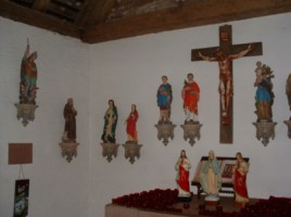 L'intérieur de la Pauluskapelle et une partie des statues des quatorze Saints Auxiliaires (photographie de la communauté de paroisses de Rohrbach-lès-Bitche).