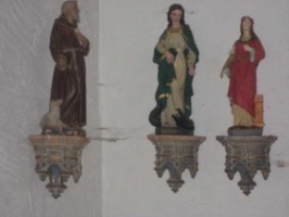 Des statues de Saints Auxiliaires.