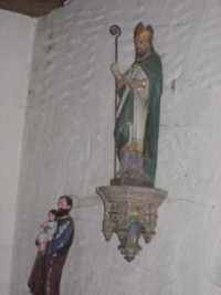 Les statues des quatorze saints auxiliaires tapissent les murs de la Pauluskapelle.