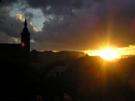 Le village au coucher de soleil depuis la rue du Kammerfelsen (photographie de Linda Burgun).