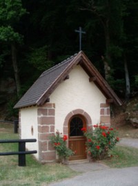 La chapelle Saint-Wendelin se situe en bordure de la route menant à Hanviller (photographie de la communauté de paroisses de Rohrbach).
