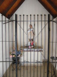 L'intérieur de la petite chapelle Saint-Wendelin et la statue du protécteur des troupeaux.