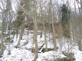 Les rochers gréseux sont impressionnants à proximité de la chapelle.