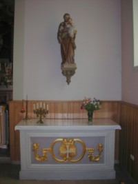 L'autel latéral droit de la chapelle Sainte-Odile du village de Bousseviller est dédié à saint Joseph.