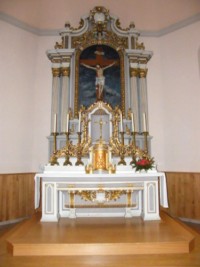 Le maître-autel et son beau retable datent du XVIIIe siècle.