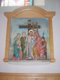 Treizième station : Jésus est détaché de la Croix et Son corps est remis à Sa Sainte Mère.