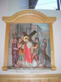 Deuxième station : Jésus est chargé de sa croix.