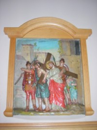 Cinquième station : Simon de Cyrène aide Jésus à porter Sa Croix.