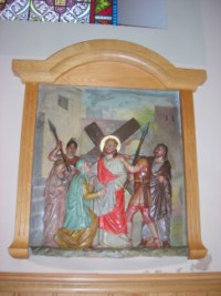 Sixième station : Sainte Véronique essuie le visage de Jésus.